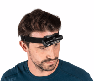 homme avec lampe frontale noire