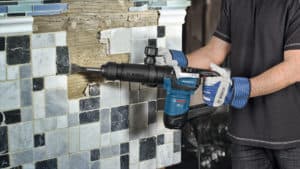 homme utilisant un marteau piqueur bosch