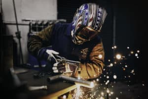 homme en utilisant masque de soudure 