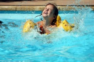 enfant dans une piscine