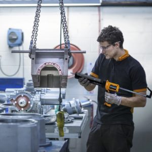 homme avec une pistolet à silicone 