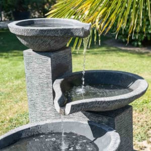zoom sur une fontaine de jardin 
