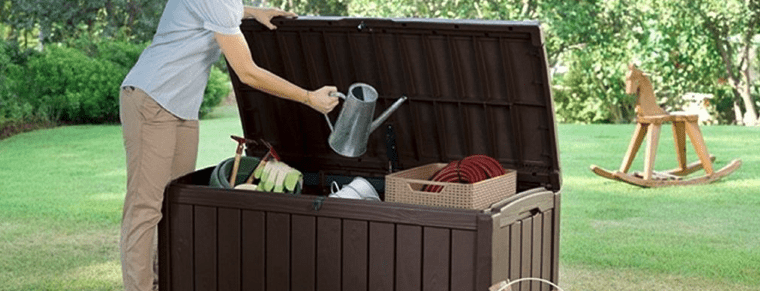 personne utilisant une boîte de rangement extérieur