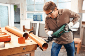 homme avec une scie sabre bosch