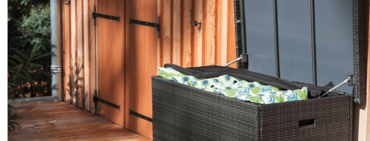boîte de rangement extérieur avec des affairs