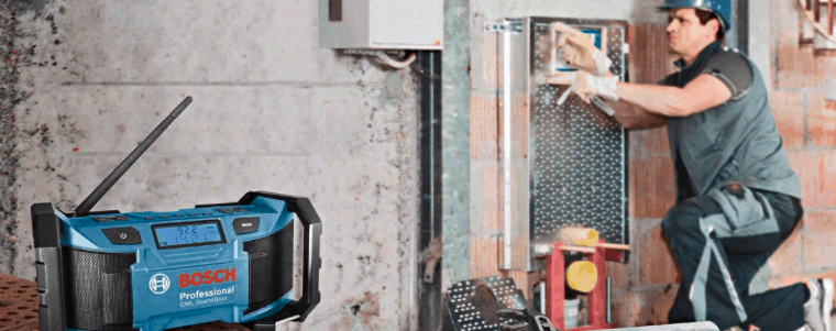 homme avec une radio de chantier 