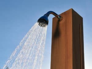 douche de jardin solaire avec de l'eau