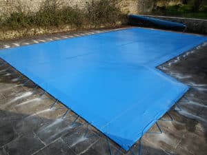 forme d'une bâche d'hiver pour piscine 