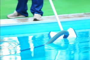 nettoyer avec un balais de piscine 
