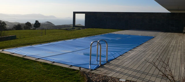 bâche d'hiver pour piscine au jardin