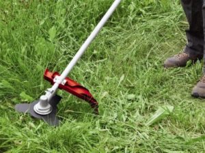 utiliser une débroussailleuse thermique