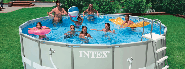 enfants dans une piscine autoportée 