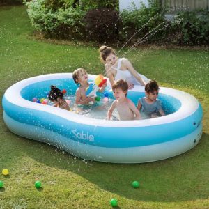 enfants dans une piscine gonflable petite