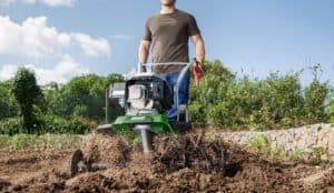 homme en utilisant une motobineuse 