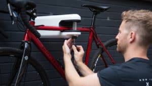 homme avec un porte-vélo mural 