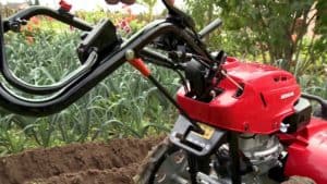 motobineuse rouge compacte
