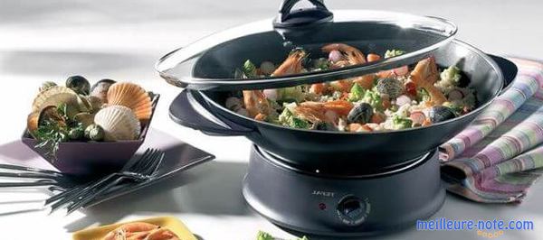 un wok électrique avec le couvercle ouvert