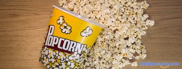 des pop-cornes et une boîte