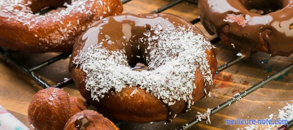 Une donuts bien couverte de chocolat