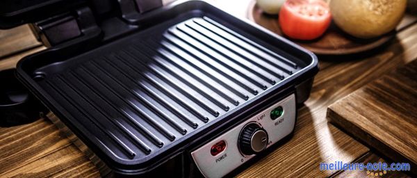 Un grill électrique sur la table