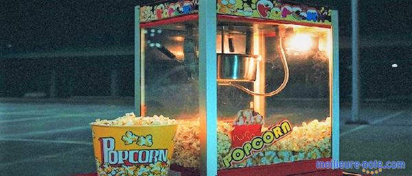 une machine à pop-corne dans la nuit