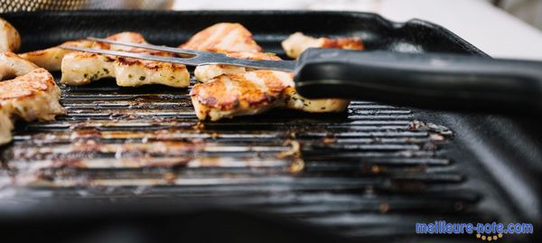 Des viandes grillées par un grill électrique