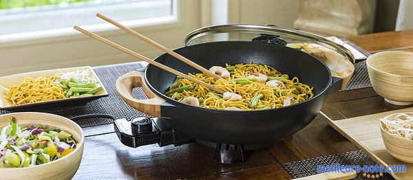 Un wok sur une table