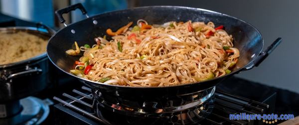 des pâtes dans un wok électrique