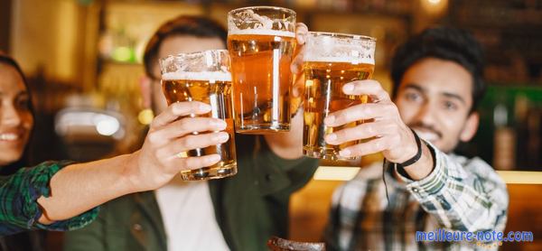 des amis font leur fête avec des bières