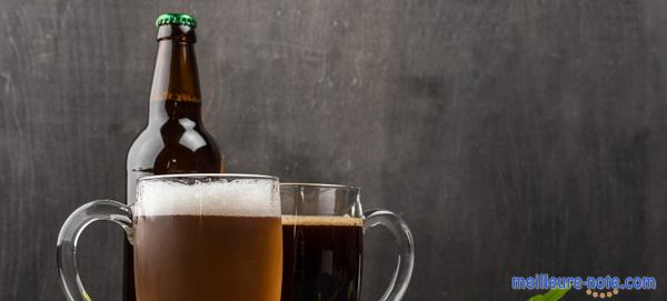 une bouteille de bière et deux tasses