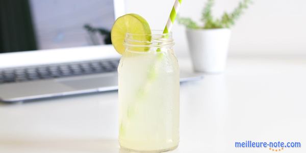 De la citronnade dans un verre sur un bureau