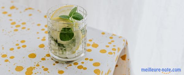 Une citronnade dans un verre