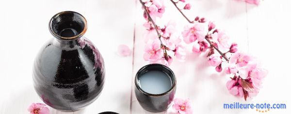 une bouteille de saké et une tasse 