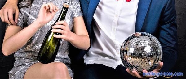 une femme et un homme avec un vin