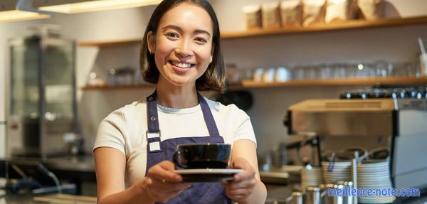 une femme a finis une tasse de café