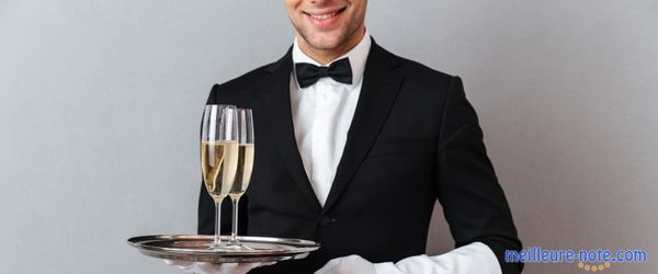 un homme porte deux verres de champagne