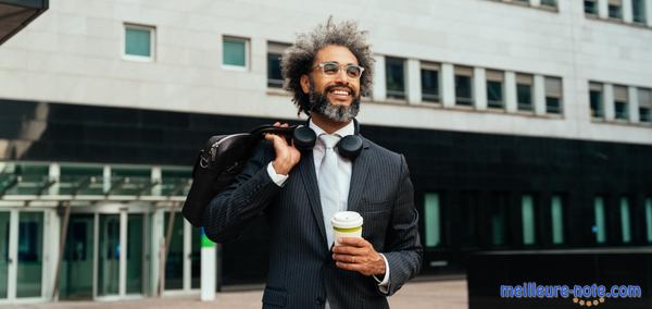 un homme dynamique porte une boîte à café