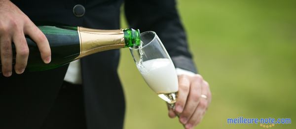un homme verse le prosecco