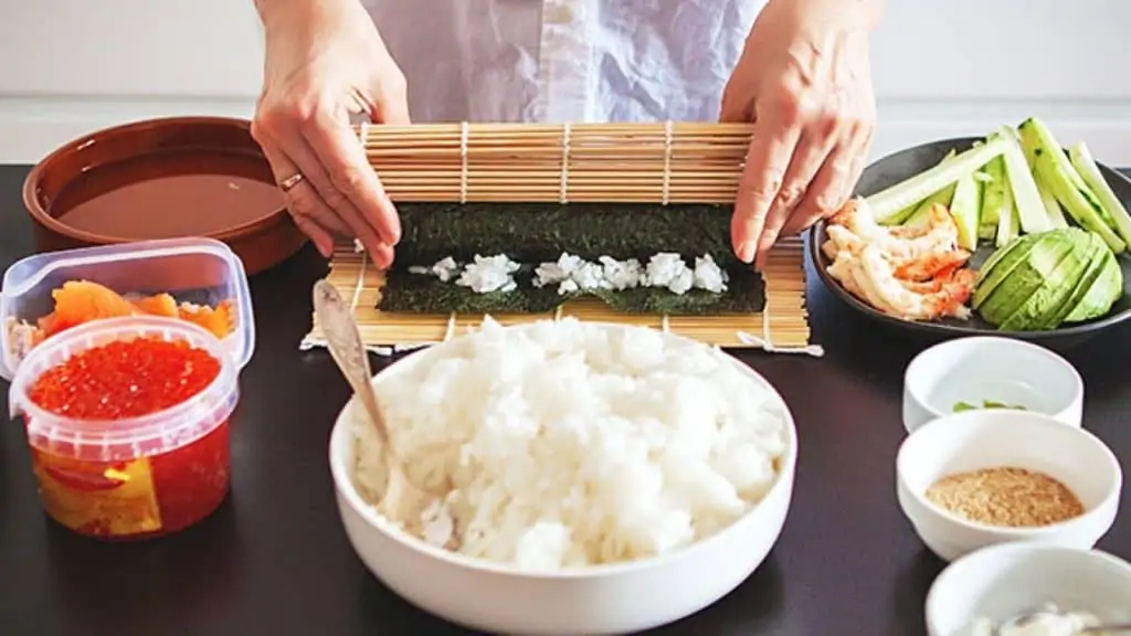 Kit de fabrication de sushi avec ensemble complet de 10 pièces en plastique  - Outils pour la confection de sushis, moules pour rouleaux de riz et