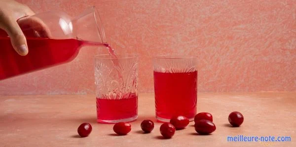 Du sirop de grenadine dans une carafe