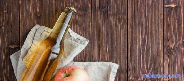 une bouteille de cidre et une pomme