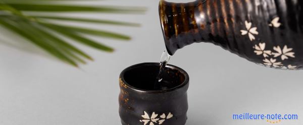 quelqu'un qui verse du saké dans une tasse 