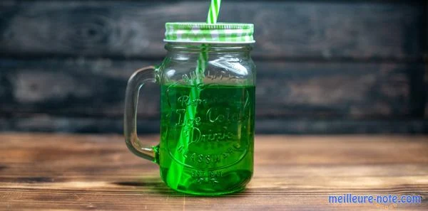 Sirop menthe dans un gobelet