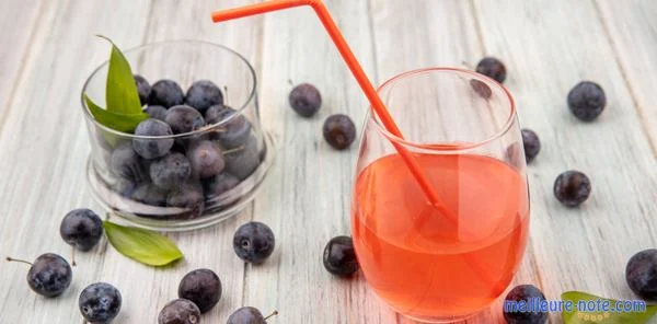 Du sirop orange dans un verre avec une paille orange