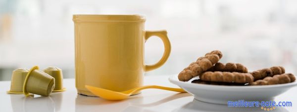 Une tasse et des dosettes et des biscuits