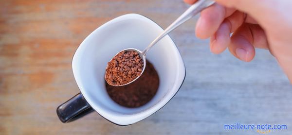 une tasse et une cuillère sur la table