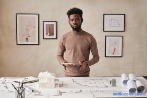 Un architecte devant une grande table de dessin