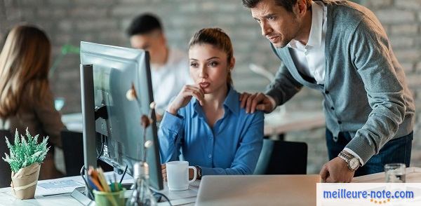 Des entrepreneurs discutent dans un bureau open space