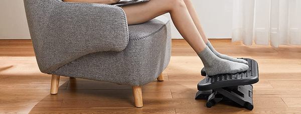 Une femme sur un fauteuil utilise un repose-pied