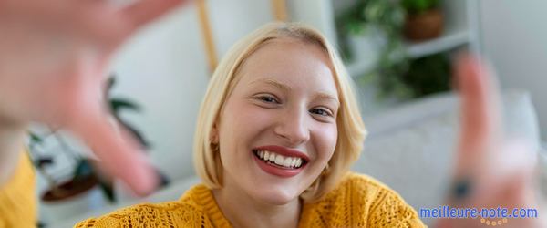 une femme blonde souriante